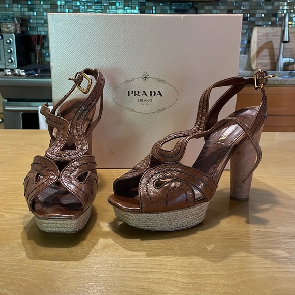 Prada - Picture 1 of 6